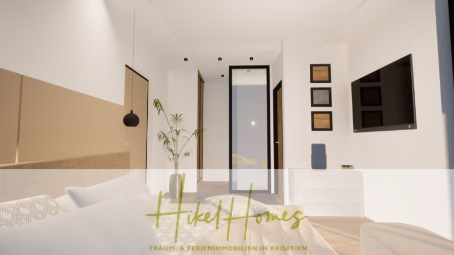 Einziehen im Sommer – Meerblick Neubau-Luxusvilla mit Einrichtung, Infinitypool & Raumkonzept - Modernes Schlafzimmer mit hellen Wänden, einem Bett links mit gemusterten Kissen, einem an der Wand montierten Fernseher, einer schwarzen Hängelampe und einem großen Spiegel. Minimalistische Einrichtung mit einigen gerahmten Bildern und einer Hängepflanze. Text: „Hikel Homes“. (43097)