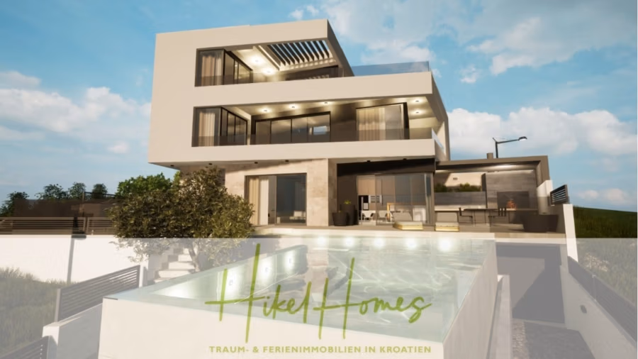 Einziehen im Sommer – Meerblick Neubau-Luxusvilla mit Einrichtung, Infinitypool & Raumkonzept - Modernes dreistöckiges Haus mit großen Fenstern und Blick auf einen Infinity-Pool und eine Terrasse. Das Gebäude besticht durch seine elegante, zeitgenössische Architektur. Unten befindet sich ein grünes „Hikel Homes“-Logo mit einem deutschen Text über kroatische Immobilien. Darüber ein bewölkter Himmel. (43079)
