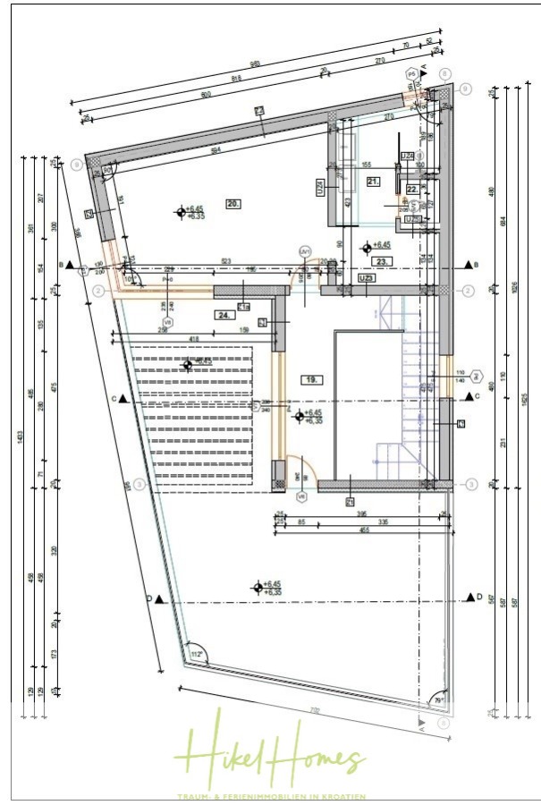 Einziehen im Sommer – Meerblick Neubau-Luxusvilla mit Einrichtung, Infinitypool & Raumkonzept - Architektonische Grundrisszeichnung mit beschrifteten Räumen, Wänden, Türen, Fenstern, Treppenhaus und Maßen. Der Entwurf weist abgewinkelte Außenwände auf und umfasst Parkplätze. Der Schriftzug "Hikel Homes" befindet sich am unteren Rand. (44675)