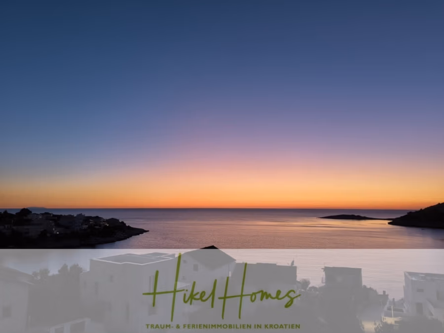 Einziehen im Sommer – Meerblick Neubau-Luxusvilla mit Einrichtung, Infinitypool & Raumkonzept - Eine ruhige Küstenlandschaft in der Abenddämmerung mit einem tiefblauen, orangefarbenen Himmel über ruhigem Wasser. In der Ferne sind die Silhouetten von Hügeln und Dächern zu sehen. Der Text unten lautet: „Hikel Homes – Traum- & Ferienimmobilien in Kroatien.“. (43077)