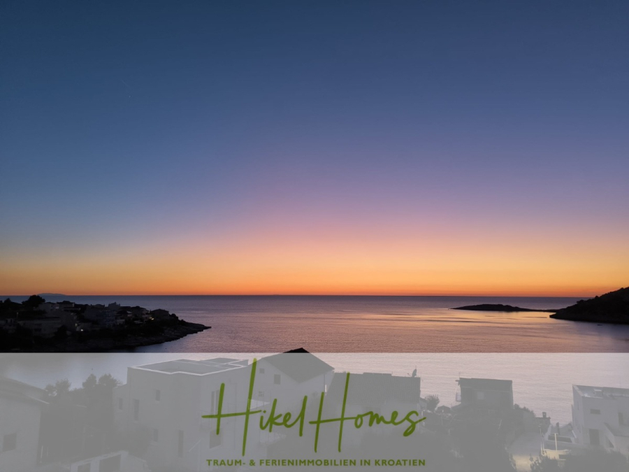 Einziehen im Sommer – Meerblick Neubau-Luxusvilla mit Einrichtung, Infinitypool & Raumkonzept - Ein heiterer Sonnenuntergang über einem ruhigen Meer mit Silhouetten von Häusern und Hügeln; der Himmel wechselt von tiefem Blau zu warmem Orange. Am unteren Rand erscheinen "Hikel Homes" und ein deutscher Text über Traumferienhäuser in Kroatien. (44639)