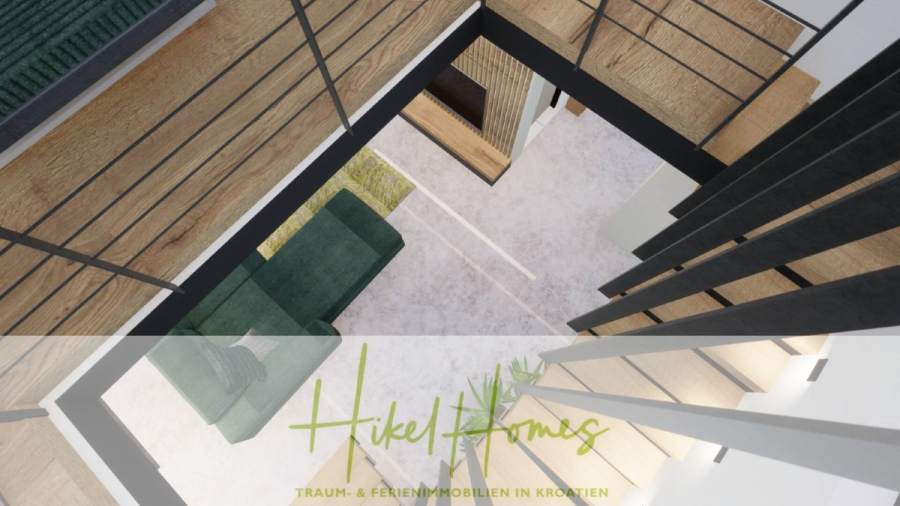 Einziehen im Sommer – Meerblick Neubau-Luxusvilla mit Einrichtung, Infinitypool & Raumkonzept - Ein modernes Interieur von oben gesehen, mit einer Treppe mit Metallgeländer, einer grünen Couch, einem Teppich und Holzakzenten. Der Text lautet "Hikel Homes: Traum- & Ferienimmobilien in Kroatien. (44662)
