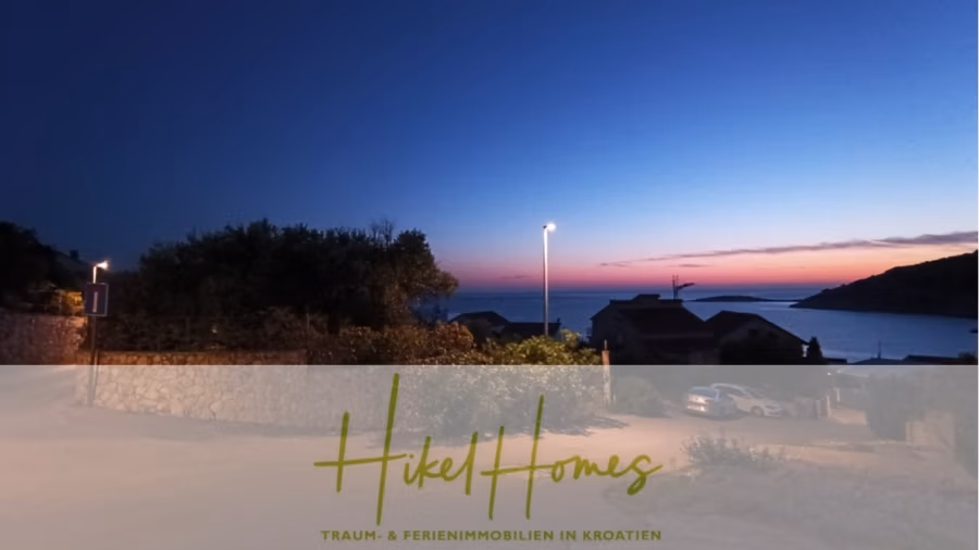 Einziehen im Sommer – Meerblick Neubau-Luxusvilla mit Einrichtung, Infinitypool & Raumkonzept - Malerischer Sonnenuntergang über einem Küstendorf mit Baumsilhouetten und ruhigem Meer unter einem leuchtenden Himmel mit Farbverlauf. Im Vordergrund ist ein Steinpfad zu sehen. Unten sind die Texte „Hike Homes“ und „Traum- & Ferienimmobilien in Kroatien“ zu sehen. (43093)