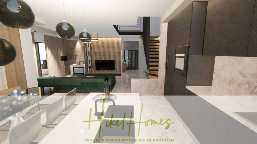 Einziehen im Sommer – Meerblick Neubau-Luxusvilla mit Einrichtung, Infinitypool & Raumkonzept - Moderner offener Wohnbereich mit Marmorkücheninsel, grünem Sofa, Esstisch mit Stühlen, Fernseher, Treppe und großen schwarzen Hängelampen. Der Schriftzug "Hikel Homes" und der deutsche Text sind am unteren Rand eingeblendet. (44652)