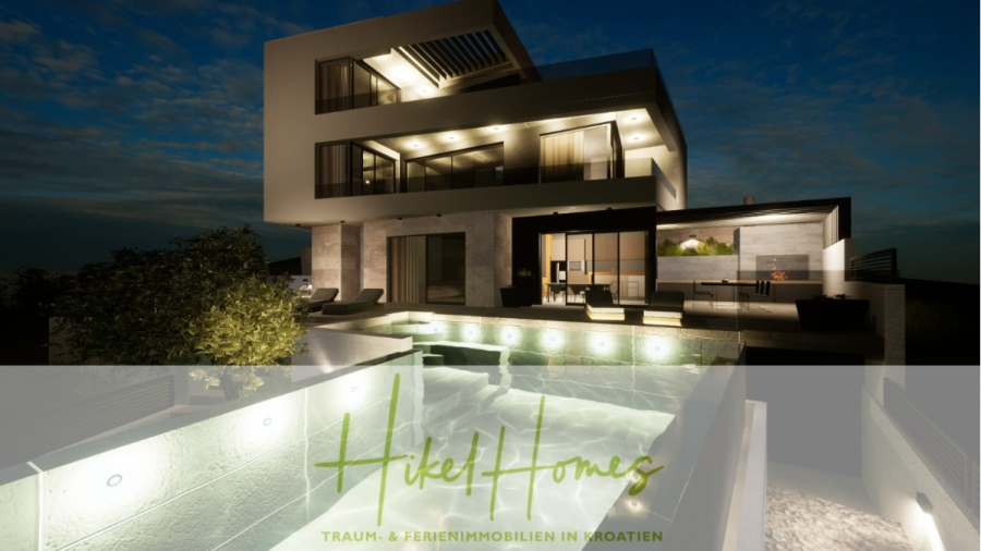 Einziehen im Sommer – Meerblick Neubau-Luxusvilla mit Einrichtung, Infinitypool & Raumkonzept - Moderne, beleuchtete Villa mit Pool in der Abenddämmerung, mit großen Fenstern und geräumigen Terrassen. Das Logo am unteren Rand lautet "Hikel Homes - Traum- & Ferienimmobilien in Kroatien". (44647)