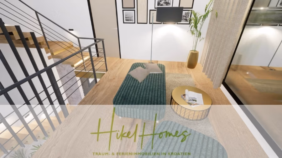 Einziehen im Sommer – Meerblick Neubau-Luxusvilla mit Einrichtung, Infinitypool & Raumkonzept - Modernes Wohnzimmer mit grünem Sofa, rundem Couchtisch und Stehlampe. Eine Holztreppe mit Metallgeländer führt ins Obergeschoss. Großes Fenster rechts und Pflanzen runden das Ambiente ab. Unten ist der Text „Hikel Homes“ eingeblendet. (43099)
