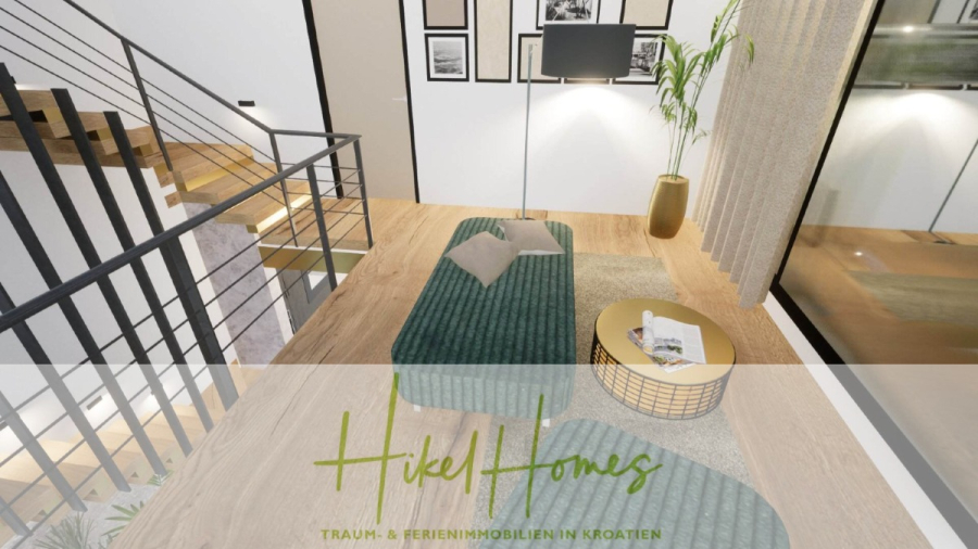 Einziehen im Sommer – Meerblick Neubau-Luxusvilla mit Einrichtung, Infinitypool & Raumkonzept - Moderner Wohnraum mit einem grünen Sofa, einem runden gelben Tisch, einer Stehlampe und Pflanzen in der Nähe einer Treppe. Große Fenster sorgen für natürliches Licht. Textüberlagerung lautet: "Hikel Homes Traum- & Ferienimmobilien in Kroatien. (44663)