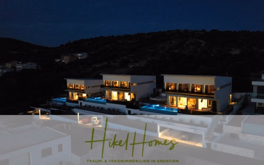 Bezugsfertige Luxus-Meerblick Villa mit 4 SZ, Pool, Sauna, Fitness, Jacuzzi, vollständig möbliert - Drei moderne Villen mit beleuchteten Pools in Hanglage bei Nacht, umgeben von einer schattigen Landschaft. Unten auf dem Bild ist der Text „Hikel Homes – Traum- & Ferienimmobilien in Kroatien“ zu sehen. (42274)