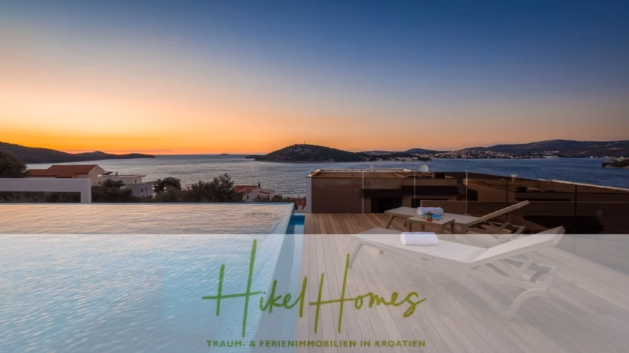 Bezugsfertige Luxus-Meerblick Villa mit 4 SZ, Pool, Sauna, Fitness, Jacuzzi, vollständig möbliert - Ein ruhiger Sonnenuntergang über einem Infinity-Pool und dem Meer, mit Hügeln im Hintergrund. Ein weißer Liegestuhl und ein Handtuch stehen neben dem Pool. Die Textüberlagerung lautet „Hikel Homes Traum- & Ferienimmobilien in Kroatien“. (42245)