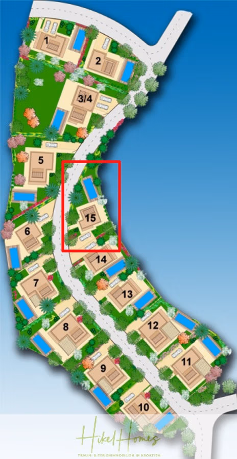 Villa im Mittelmeerstil mit 3 SZ, Pool, Dachterrasse mit Meerblick – möbiliert (15) - Eine Karte eines Wohngebiets mit den Grundstücken 12 bis 16. Ein Pool, Bäume und Wege sind überall sichtbar. Grundstück 15 ist rot markiert. Verschiedene Einrichtungen und Landschaftsgestaltungen sind farblich markiert. (42342)