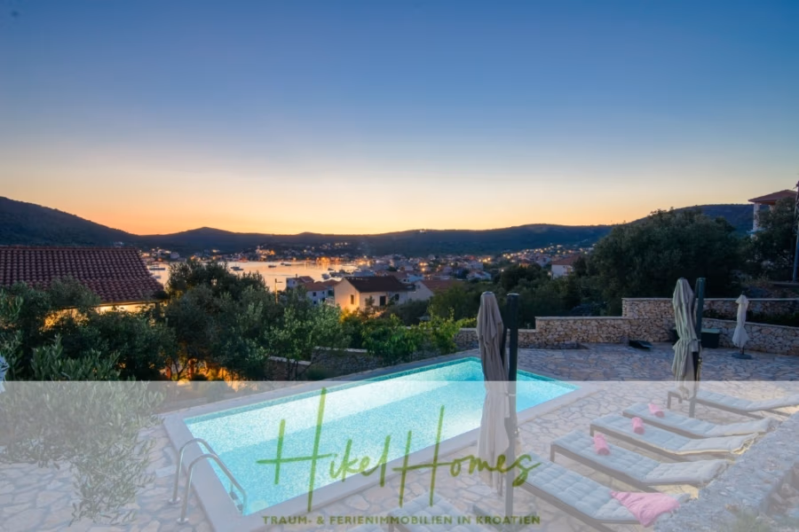 Meerblick Appartementhaus mit 3 Wohnungen, Karten, Terrassen - Malerischer Blick auf einen Pool, umgeben von Liegestühlen, bei Sonnenuntergang mit Blick auf eine malerische Küstenstadt und ruhiges Wasser. Der Himmel wechselt von Orange zu Tiefblau, mit sanften Hügeln im Hintergrund. Ein Logo mit Text überlagert den unteren Teil. (40996)