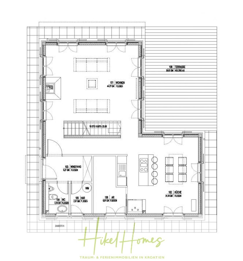 Villa im Mittelmeerstil mit 3 SZ, Pool, Dachterrasse mit Meerblick – möbiliert (9) - Schwarz-weißer Grundriss eines Hauses mit Küche, Ess- und Wohnbereich, Bad, Abstellraum, Terrasse und Eingang. Die Räume sind auf Deutsch beschriftet; auf der rechten Seite ist ein großer Terrassenbereich abgebildet. Logo "Hikel Homes" am unteren Rand. (45729)