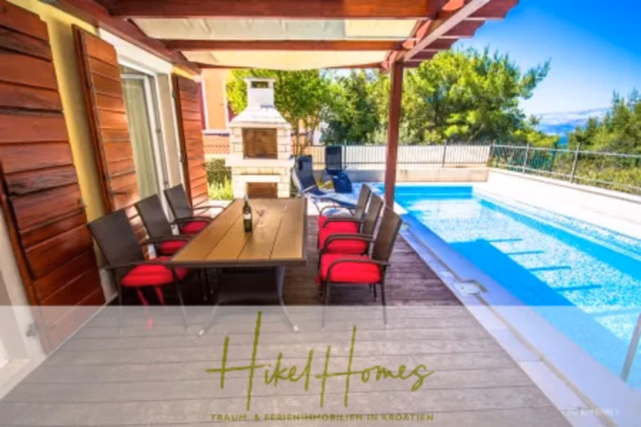 Villa im Mittelmeerstil mit 3 SZ, Pool, Dachterrasse mit Meerblick – möbiliert (9) - Außenterrasse mit einem Holztisch und acht Stühlen, mit roten Kissen, neben einem Swimmingpool. Ein Steingrill steht in der Nähe. Die Lage bietet Blick ins Grüne unter einer hölzernen Pergola. Unten ist der Text „Hikel Homes“ eingeblendet. (42313)