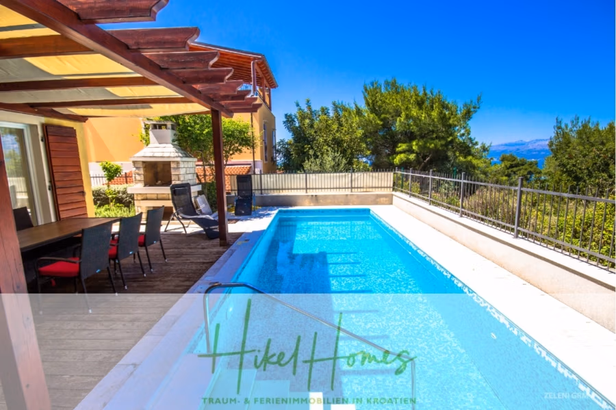 Villa im Mittelmeerstil mit 3 SZ, Pool, Dachterrasse mit Meerblick – möbiliert (9) - Sonniger Blick auf einen modernen Außenbereich mit Swimmingpool, Terrasse mit Sitzgelegenheiten, Grill und Pergola. Im Hintergrund sind üppiges Grün und ein Blick auf das Meer zu sehen. Der Markentext „Hikel Homes“ ist auf dem Bild zu sehen. (42312)