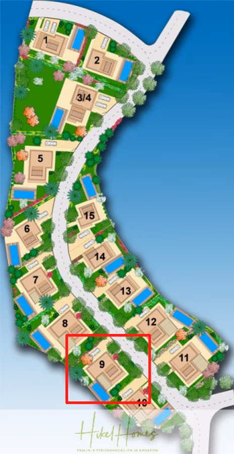Villa im Mittelmeerstil mit 3 SZ, Pool, Dachterrasse mit Meerblick – möbiliert (9) - Ein beschrifteter Lageplan zeigt eine kurvige Straße mit 18 nummerierten Parzellen. Jede Parzelle ist mit einem Haus markiert und von Grün umgeben. Die Parzellennummern reichen von 1 bis 18, wobei Parzelle 9 rot markiert ist. (42321)