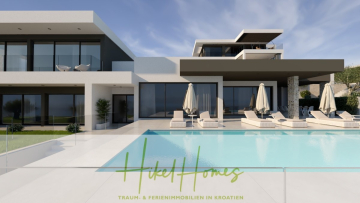 Moderne Luxusvilla mit großen Glasfenstern, Liegestühlen und Sonnenschirmen am Swimmingpool. Der Himmel ist blau und die Umgebung ist hell und einladend. Der Text am unteren Rand lautet "Hikel Homes - Traum- & Ferienimmobilien in Kroatien". - Majestätische Villa Kraljica mit Gästehaus: 610m² Luxuswohnfläche mit atemberaubendem Meerblick