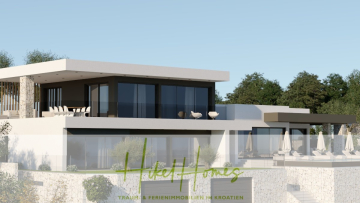 Moderne, zweistöckige Villa mit großen Glasfenstern, Steinakzenten und mehreren Terrassen mit Sitzgelegenheiten im Freien, umgeben von viel Grün. Der Text am unteren Rand lautet: "Hills Homes - Traum & Ferienimmobilien in Kroatien. - Majestätische Villa Kraljica mit Gästehaus: 610m² Luxuswohnfläche mit atemberaubendem Meerblick