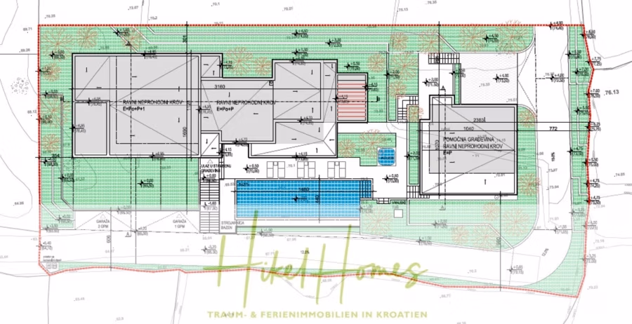 Majestätische Villa Kraljica mit Gästehaus: 610m² Luxuswohnfläche mit atemberaubendem Meerblick - Architektonischer Lageplan mit zwei rechteckigen Gebäuden mit der Aufschrift „Parkhaus“ und „Panoramahaus“. Einschließlich Pool, Grünflächen, Wegen und Maßangaben. Ein grüner Rand umrahmt das Grundstück, darunter „Huba Homes“ und deutscher Text. (41281)