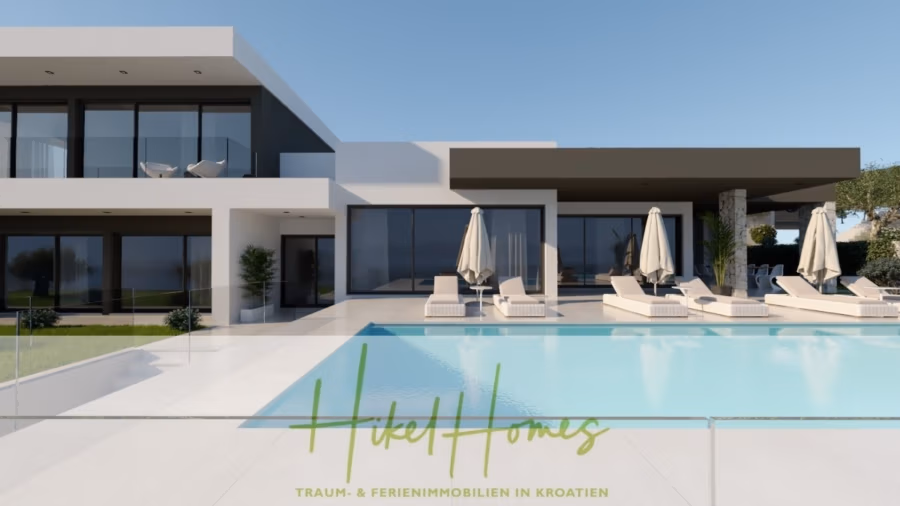 Majestätische Villa Kraljica mit Gästehaus: 610m² Luxuswohnfläche mit atemberaubendem Meerblick - Moderne Luxusvilla mit großen Glasfenstern, umgeben von einem Swimmingpool und Sonnenliegen mit Sonnenschirmen unter einem strahlend blauen Himmel. Unten ist der Text "Hikel Homes, Traum- & Ferienimmobilien in Kroatien" sichtbar. (41272)