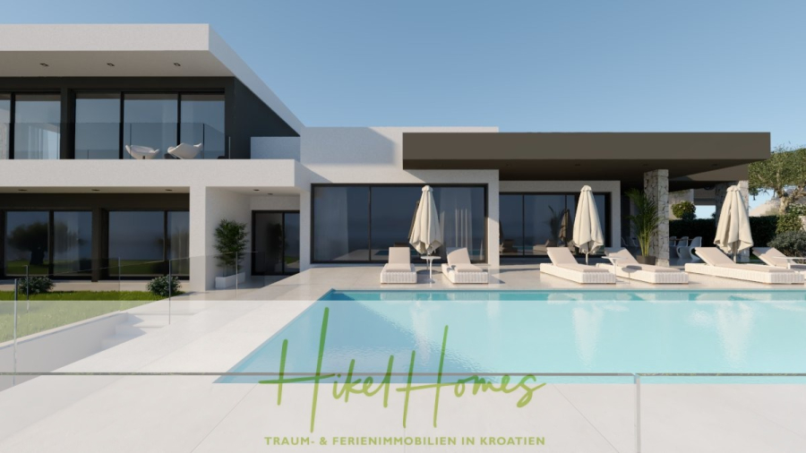 Majestätische Villa Kraljica mit Gästehaus: 610m² Luxuswohnfläche mit atemberaubendem Meerblick - Moderne Luxusvilla in Kroatien mit großen Glasfenstern, Liegestühlen und Sonnenschirmen an einem klaren Swimmingpool. Das Branding "Hikel Homes" und der deutsche Text sind am unteren Rand des Bildes sichtbar. (45449)