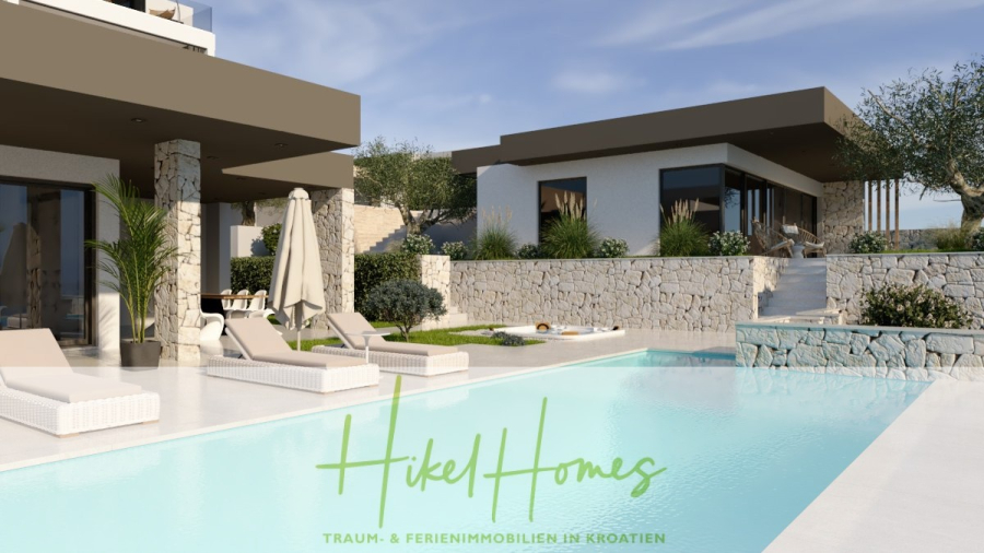 Majestätische Villa Kraljica mit Gästehaus: 610m² Luxuswohnfläche mit atemberaubendem Meerblick - Moderne Villa mit Steinmauern, großen Fenstern und einem Pool, umgeben von Liegestühlen und Grünflächen. Im Hintergrund sind Hügel und Bäume zu sehen. Der Text lautet "Hikel Homes - Traum- & Ferienimmobilien in Kroatien". (45453)