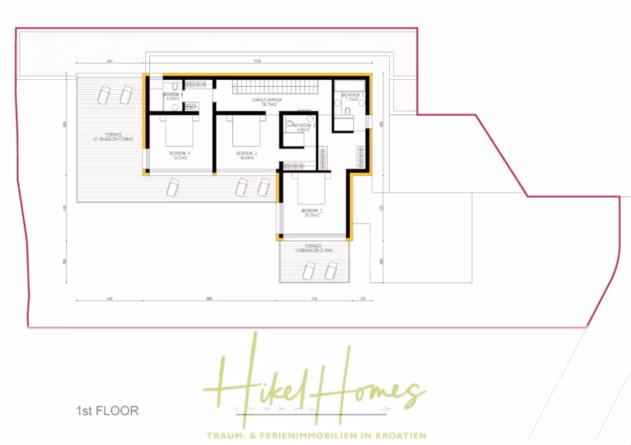 Villa Dalia – von jedem Zimmer aus Meerblick mit 4 Schlafzimmer / 4 Bädern / Loggia / Pool / … - Grundriss eines Gebäudes mit der Aufschrift „1. Stock“. Er zeigt einen Grundriss mit mehreren Räumen, darunter Schlafzimmer und Badezimmer, auf einer Terrasse. Unten steht der Text „Hikel Homes“ mit einem deutschen Slogan über Ferienimmobilien in Kroatien. (41361)