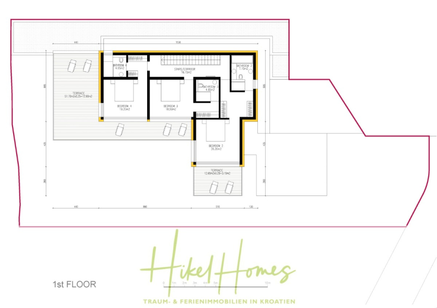 Villa Dalia – von jedem Zimmer aus Meerblick mit 4 Schlafzimmer / 4 Bädern / Loggia / Pool / … - Architektonischer Grundriss des ersten Stocks eines modernen Hauses mit drei Schlafzimmern, zwei Bädern, einem internen Flur und einer Außenterrasse mit Sitzgelegenheiten. Der Schriftzug "Hikel Homes" erscheint am unteren Rand. (46788)