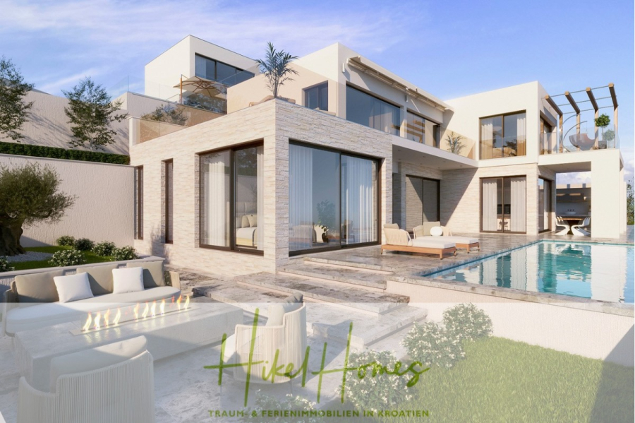 Villa Dalia – von jedem Zimmer aus Meerblick mit 4 Schlafzimmer / 4 Bädern / Loggia / Pool / … - Moderne weiße Villa mit großen Fenstern, einem Swimmingpool, einem Sitzbereich im Freien mit einer Feuerstelle und einer üppigen Gartenanlage. Das Haus hat ein modernes Design mit mehreren Etagen. Das Logo "Hikel Homes" ist auf dem Bild überlagert. (46777)