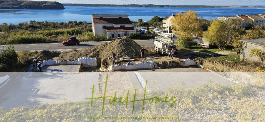 Neubau Meerblick 270m vom Meer entfernt – 3 SZ mit Bädern, Pool, Fertigstellung 2025 - Baustelle in der Nähe einer Straße mit einem Lastwagen, Arbeitern und Erdhaufen, mit Blick auf ein Gewässer mit entfernten Hügeln und Häusern, die von Herbstbäumen umgeben sind. Das Logo und der Schriftzug "Hike Homes" erscheinen am unteren Rand. (44696)