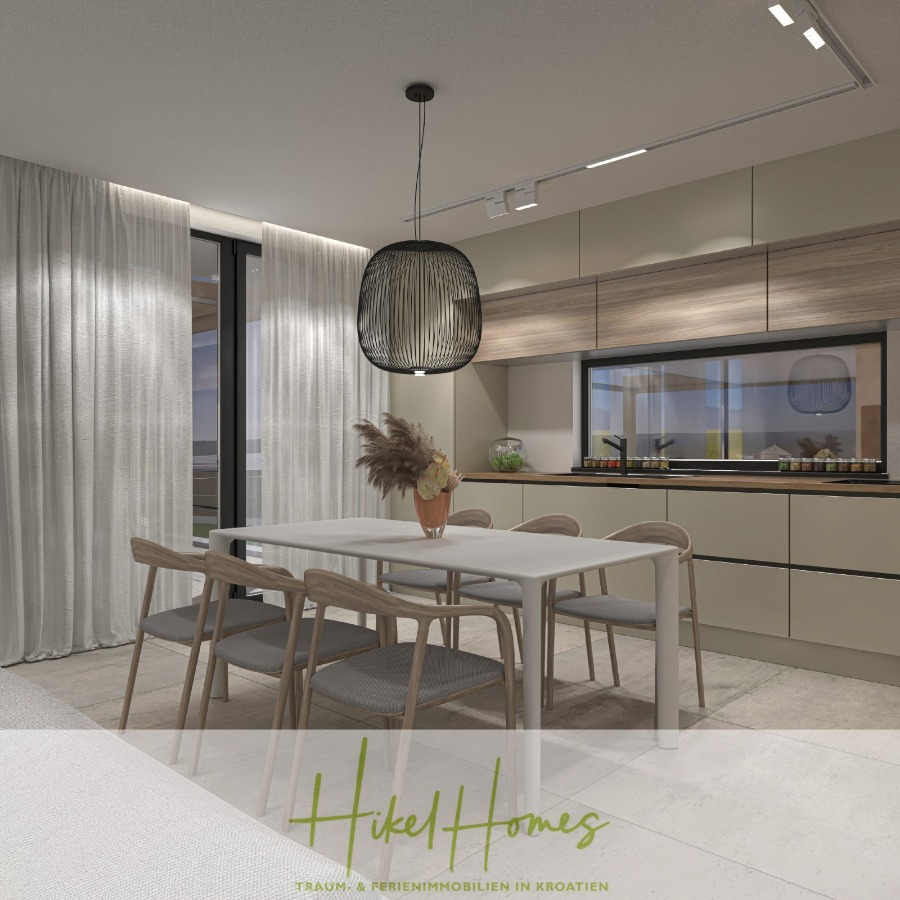 Neubau Meerblick 270m vom Meer entfernt – 3 SZ mit Bädern, Pool, Fertigstellung 2025 - Moderner Essbereich mit einem weißen Tisch, vier Holzstühlen und einer Vase mit Trockenblumen. Die Küche im Hintergrund hat beigefarbene Schränke und eine schwarze Pendelleuchte hängt über dem Tisch. Helle Vorhänge verdecken große Fenster. (44688)