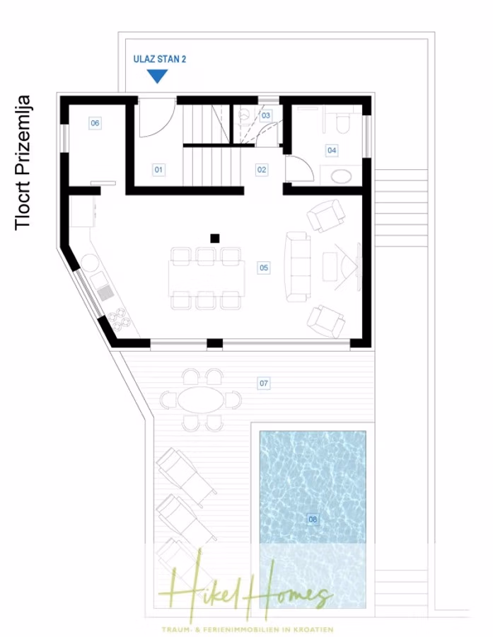 Neubau Meerblick 270m vom Meer entfernt – 3 SZ mit Bädern, Pool, Fertigstellung 2025 - Grundriss mit Wohnzimmer, Küche und Essbereich sowie Terrasse. Im Außenbereich befindet sich ein Pool mit Liegestühlen. Der Eingang trägt die Aufschrift „ULAŽ STAN 2“. Unten steht der Schriftzug „Hikel Homes“ mit zusätzlichem deutschen Text. (42713)