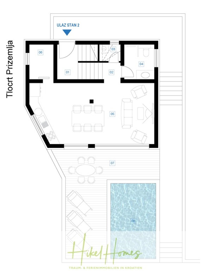 Neubau Meerblick 270m vom Meer entfernt – 3 SZ mit Bädern, Pool, Fertigstellung 2025 - Der Grundriss des Erdgeschosses eines modernen Hauses zeigt einen offenen Küchen-, Ess- und Wohnbereich, ein Badezimmer und eine Treppe. Draußen gibt es eine Terrasse mit Sitzgelegenheiten und einen Pool. Der Schriftzug "Hikel Homes" erscheint am unteren Rand. (44704)