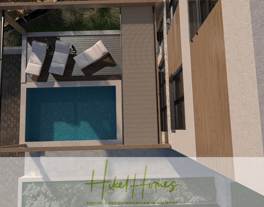 Neubau Meerblick 270m vom Meer entfernt – 3 SZ mit Bädern, Pool, Fertigstellung 2025 - Draufsicht auf einen modernen Außenpoolbereich mit zwei Liegestühlen auf einem Holzdeck neben einem rechteckigen Pool, der von einem hellen Innenhof und einem modernen Haus begrenzt wird. (44684)