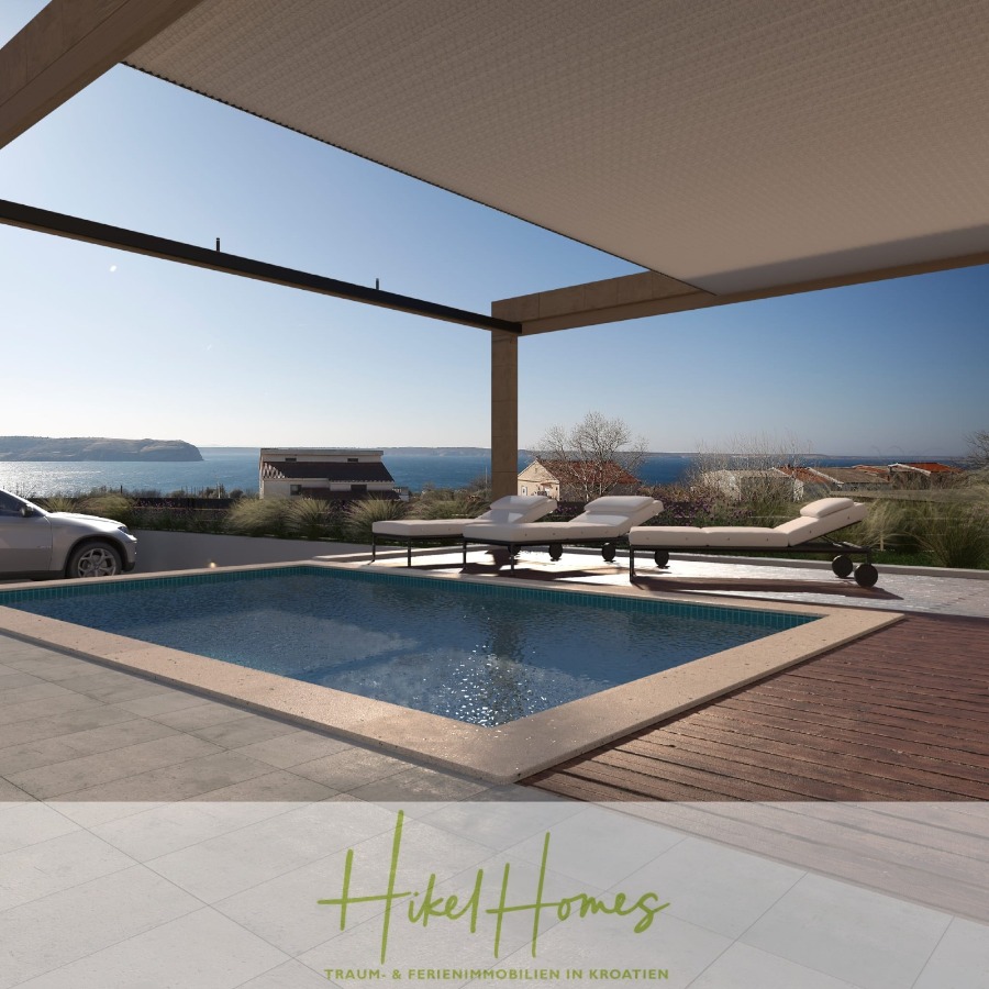 Neubau Meerblick 270m vom Meer entfernt – 3 SZ mit Bädern, Pool, Fertigstellung 2025 - Ein moderner Innenhof mit einem kleinen Pool, Sonnenliegen und einer Pergola bietet einen Blick auf das Meer und die umliegenden Häuser. Auf der linken Seite ist ein Auto geparkt, und das Wetter ist klar und sonnig. Das Logo "Hikel Homes" befindet sich am unteren Rand. (44685)