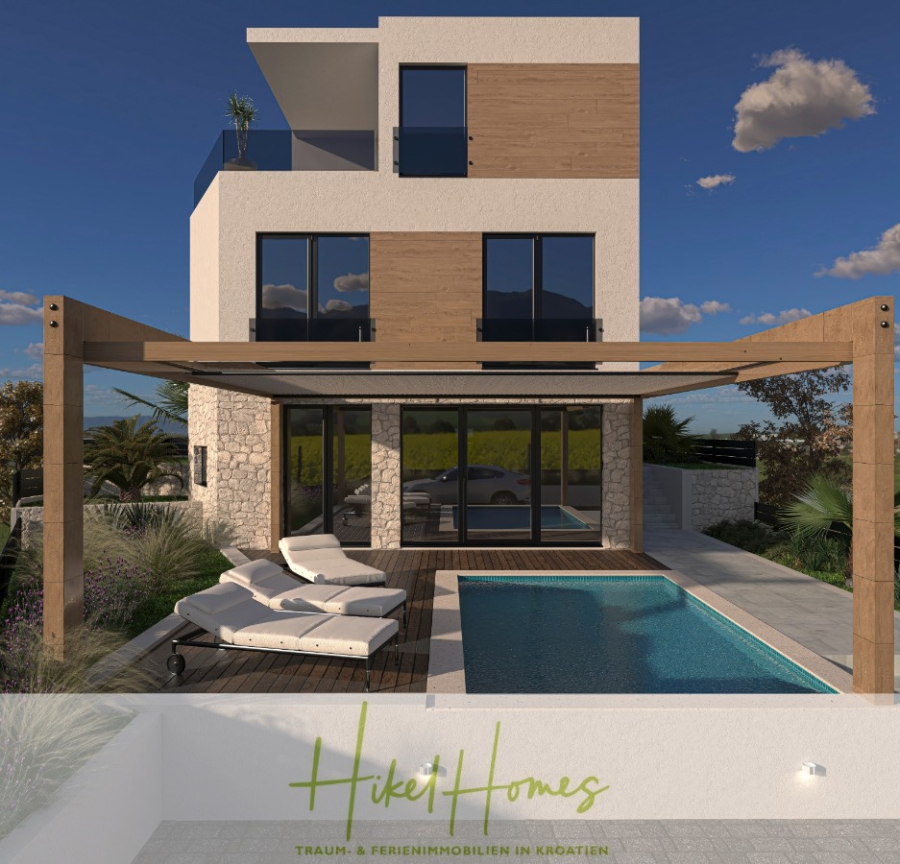 Neubau Meerblick 270m vom Meer entfernt – 3 SZ mit Bädern, Pool, Fertigstellung 2025 - Moderne dreistöckige Villa mit großen Fenstern, Holzakzenten, einem Pool, Liegestühlen und einer Pergola auf einem Holzdeck. Das Logo "Hike! Homes" befindet sich am unteren Rand, mit Bäumen und blauem Himmel im Hintergrund. (44680)