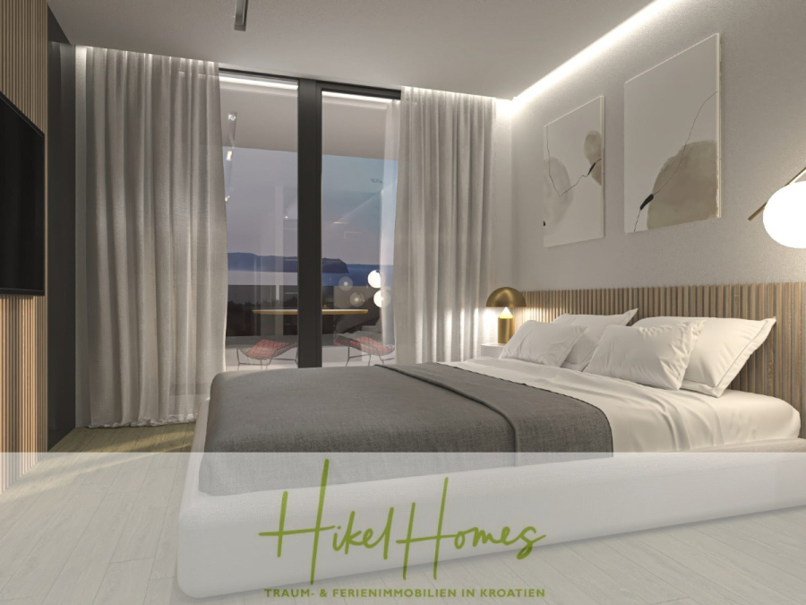 Neubau Meerblick 270m vom Meer entfernt – 3 SZ mit Bädern, Pool, Fertigstellung 2025 - Modernes Schlafzimmer mit einem großen Bett, weißer und grauer Bettwäsche und zwei abstrakten Gemälden an der Wand. Vom Boden bis zur Decke reichende Fenster öffnen sich zu einem Balkon mit Gartenmöbeln und einem malerischen Abendblick. Der Text lautet "Hikel Homes. (44695)