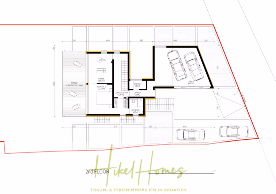 Luxus Villa Zlato – sehr ruhige Wohngegend – eigener Meerzugang, Boje, Pool, Lift und 391m² WFL - Grundriss der 2. Etage mit Wohnzimmer, Essbereich, Küche und Bad. Es gibt eine Treppe und eine Außenterrasse mit Sitzgelegenheiten. Zwei Autos parken in einer Garage. Der Grundriss enthält die Maße in Metern. Unten steht „Hikel Homes“. (41822)