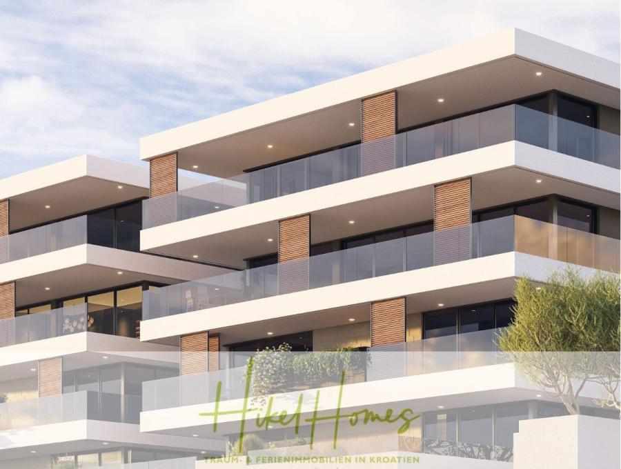 1. Reihe Luxus Neubau Penthouse – Meerblick mit 3 SZ, riesige Terrasse und Gemeinschaftspool (S6A) - Modernes, weißes, mehrstöckiges Wohnhaus mit großen Glasbalkonen und hölzernen Akzenten, vor einem klaren Himmel. Der Text "Hikel Homes" und "Traum-Ferienimmobilien in Kroatien" ist am unteren Rand eingeblendet. (46204)