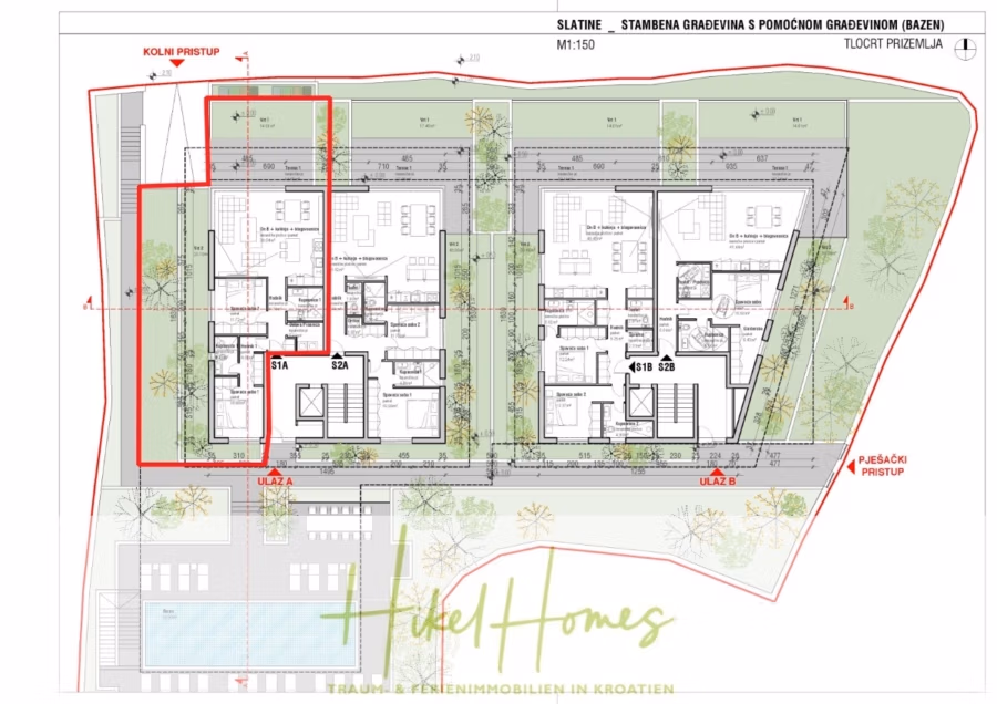 1. Reihe hochwertige Neubau-Meerblick Wohnung mit 2 SZ, Terrasse und Gemeinschaftspool - Der architektonische Lageplan zeigt zwei Wohneinheiten innerhalb einer rot markierten Grenze mit der Aufschrift „Kolni Pristup“. Der Grundriss umfasst Räume, Wege und einen Gartenbereich. Der Text unten lautet „Hikel Homes“ und erwähnt „TRAUM & FERIENIMMOBILIEN IN KROATIEN“. (42737)