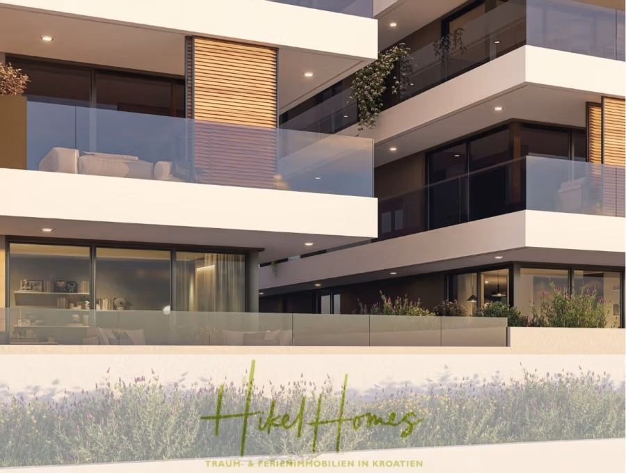 1. Reihe hochwertige Neubau-Meerblick Wohnung mit 2 SZ, Terrasse und Gemeinschaftspool - Modernes Apartmentgebäude mit großen Glasbalkonen und Schiebetüren. Topfpflanzen schmücken die Balkone. Im Vordergrund ist Grün zu sehen, und der Text „Hikel Homes: Traum-Ferienimmobilien in Kroatien“ ist in Grün gehalten. (42722)