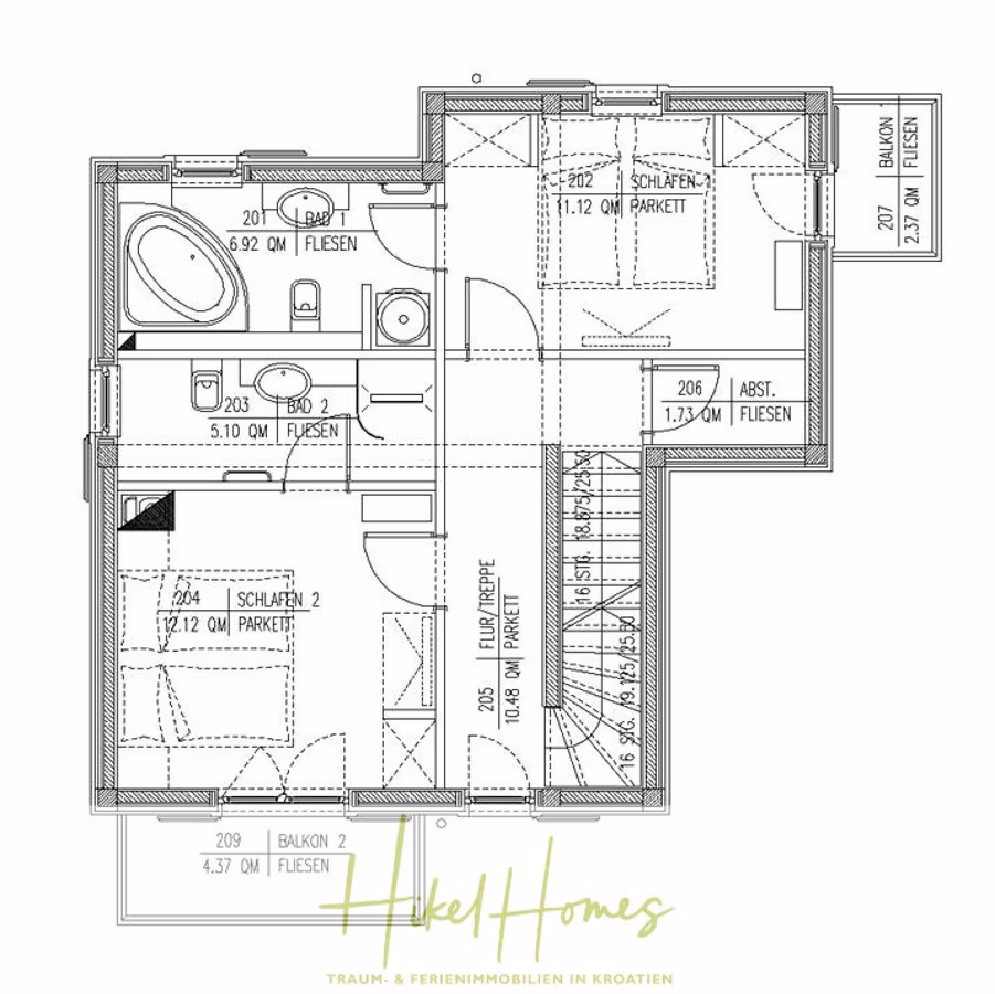 Villa im Mittelmeerstil mit 3 SZ, Pool, Dachterrasse mit Meerblick – möbiliert (15) - Grundriss einer Wohnung mit zwei Schlafzimmern, einem Badezimmer, einem Treppenhaus und zwei Balkonen. Die Zimmer sind mit Quadratmeterangaben beschriftet. Unten befinden sich ein Firmenlogo und ein Text. (41977)