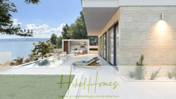 Moderne Villa am Meer mit Pool, Liegestühlen und Außenküche mit Blick auf das Meer. Das üppige Grün und der klare blaue Himmel sind zu sehen. Der Text am unteren Rand lautet "Hikel Homes: Traum- & Ferienimmobilien in Kroatien.". - Neubauprojekt Villa Aja – von jedem Zimmer aus Meerblick auf 250m² mit 3 Schlafzimmer / 3 Bädern