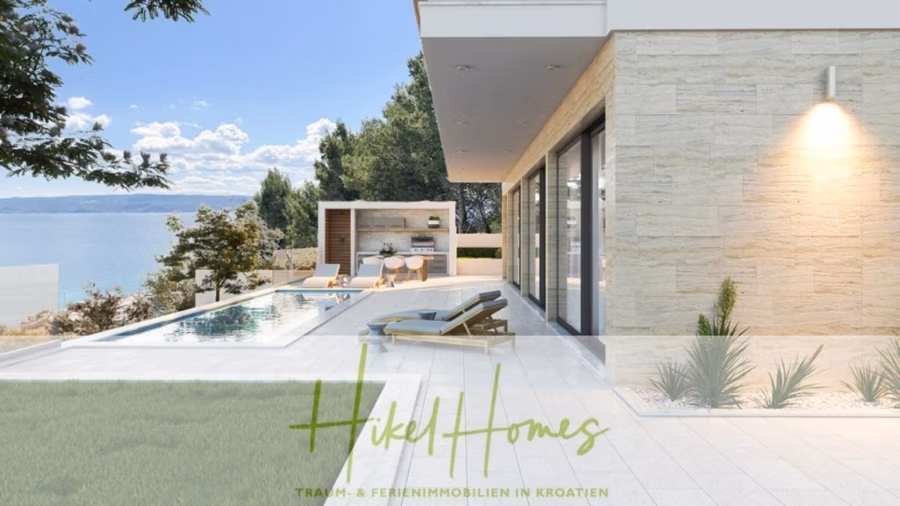 Neubauprojekt Villa Aja – von jedem Zimmer aus Meerblick auf 250m² mit 3 Schlafzimmer / 3 Bädern - Moderne Villa am Meer mit Pool und Liegestühlen auf einer großzügigen Terrasse. Große Glastüren bieten Blick auf das Meer und üppiges Grün. Unten ist der Text „Hikel Homes“ und „Traum- & Ferienimmobilien in Kroatien“ zu sehen. (41608)