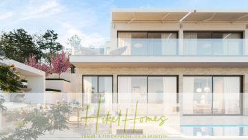 Moderne zweistöckige Villa mit großen Glasfenstern, einem Balkon und einem Swimmingpool vor dem Haus. Üppiges Grün und rosa blühende Bäume umgeben das Grundstück. "Hikel Homes" und ein deutscher Slogan überlagern das Bild. - Neubauprojekt Villa Aja – von jedem Zimmer aus Meerblick auf 250m² mit 3 Schlafzimmer / 3 Bädern