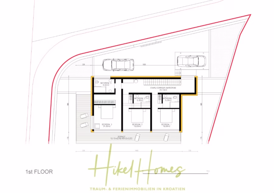 Neubauprojekt Villa Aja – von jedem Zimmer aus Meerblick auf 250m² mit 3 Schlafzimmer / 3 Bädern - Architektonischer Grundriss des ersten Stocks eines Hauses mit drei Schlafzimmern, einem Flur und zwei Badezimmern. Der Grundriss umfasst eine Treppenoption und eine Terrasse mit Gartenmöbeln. In der Einfahrt sind zwei geparkte Autos zu sehen. (41615)
