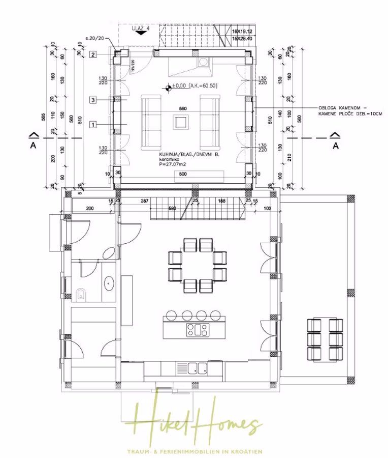 Villa im Mittelmeerstil mit 3 SZ, Pool, Dachterrasse mit Meerblick (3/4) - Grundriss eines zweistöckigen Hauses mit Wohnzimmer, Essbereich, Küche und Bad im Erdgeschoss und einem Dachgeschoss mit undefiniertem Raum. Die Maße in Zentimetern sind mit einer Kompassrose markiert, die die Nordrichtung anzeigt. (43330)