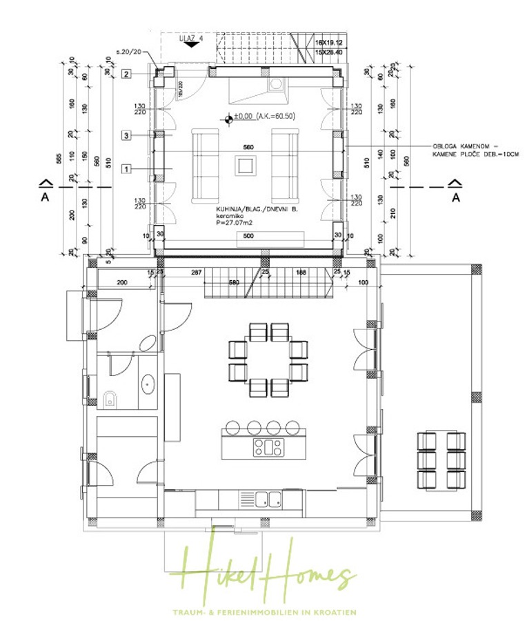 Villa im Mittelmeerstil mit 3 SZ, Pool, Dachterrasse mit Meerblick (3/4) - Architektonischer Grundriss, der die Aufteilung von Küche, Ess- und Wohnbereich mit beschrifteten Abmessungen, angrenzenden Räumen, Türöffnungen und der Platzierung von Möbeln zeigt. Das "Hiket Homes"-Logo erscheint am unteren Rand des Bildes. (45771)