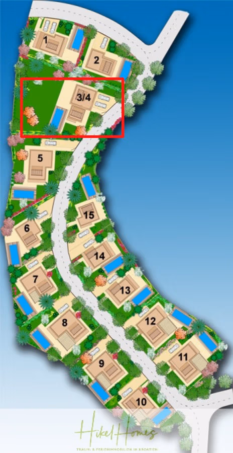 Villa im Mittelmeerstil mit 3 SZ, Pool, Dachterrasse mit Meerblick (3/4) - Eine Karte zeigt eine Wohnsiedlung mit den Häusern von 1 bis 15. Das Gebiet umfasst Straßen, Grünflächen und rechts eine Uferpromenade. Ein rotes Rechteck markiert Haus Nummer 14, das in der Nähe des Wassers liegt und von Vegetation umgeben ist. (43328)