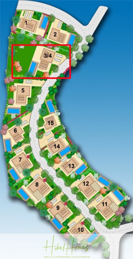 Villa im Mittelmeerstil mit 3 SZ, Pool, Dachterrasse mit Meerblick (3/4) - Der Lageplan eines Wohngebiets zeigt nummerierte Grundstücke, Bäume, Straßen und Wasserflächen am rechten Rand. Die Parzelle 14 in der Nähe des Zentrums ist mit einer grünen Markierung hervorgehoben und rot umrandet. (45770)