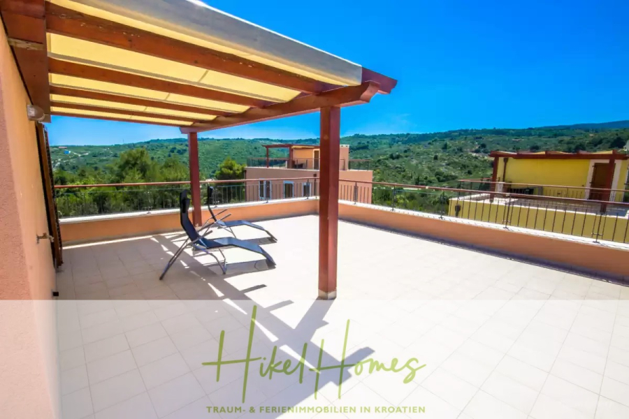 Villa im Mittelmeerstil mit 3 SZ, Pool, Dachterrasse mit Meerblick (3/4) - Eine geräumige Dachterrasse mit Liegestühlen unter einer hölzernen Pergola, die einen herrlichen Blick auf die grünen Hügel und die umliegenden Gebäude unter einem strahlend blauen Himmel bietet. (45767)